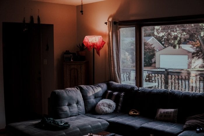Серый угловой диван в гостиной частного дома