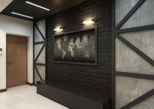 Картина «карта мира» в коридоре с кирпичной стеной