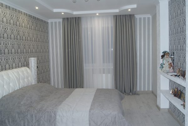 Современный дизайн штор в спальне в серых тонах