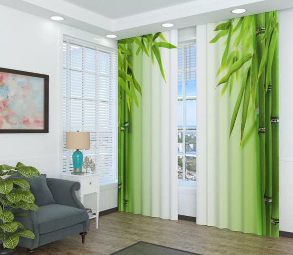 Яркие зеленые шторы с градиентным рисунком в светлой гостиной