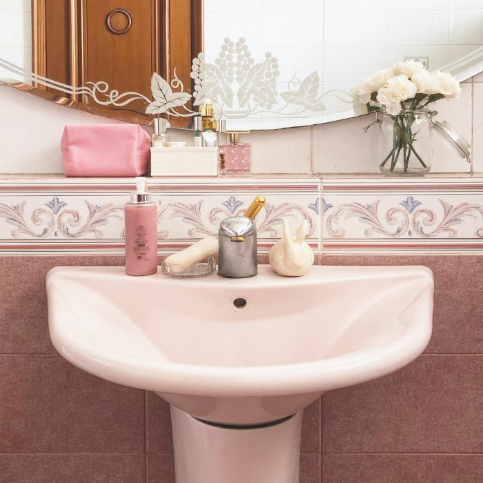Раковина в ванной в розовом цвете