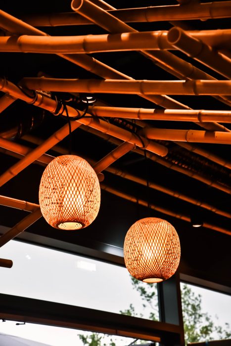 Оригинальные светильники под потолком беседки из бамбука