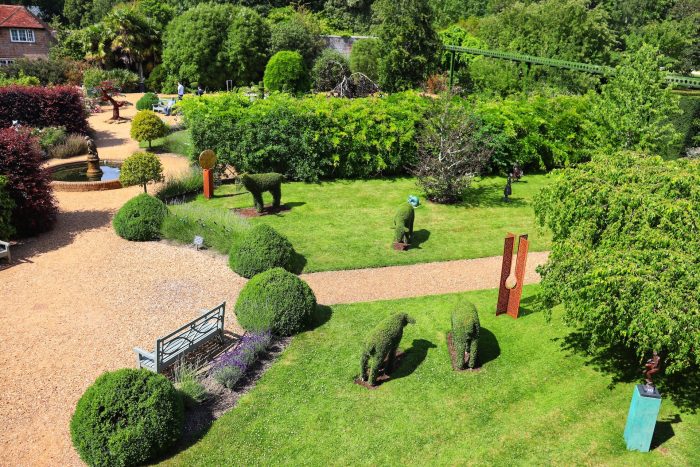 Английский сад с зелеными фигурами и шаровидными кустарниками