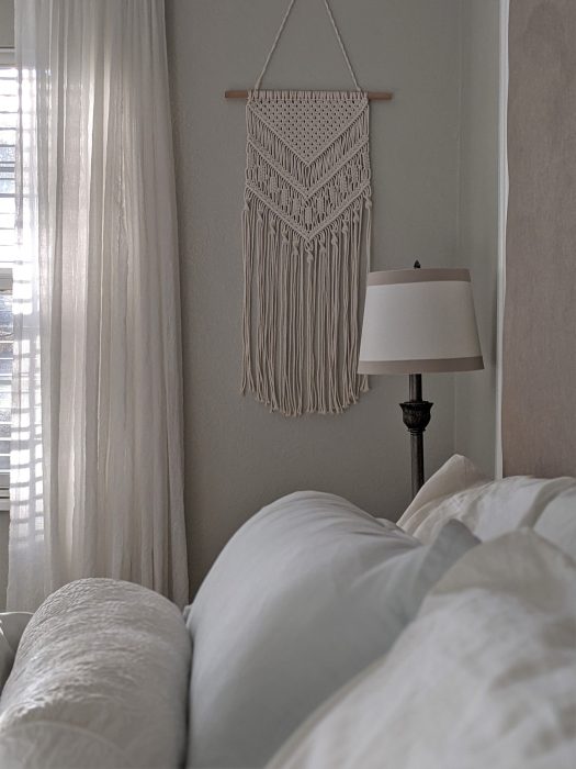 Текстиль на стене в спальне