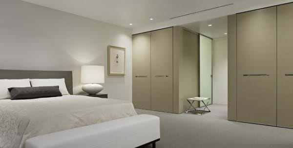 Simple-Interior-of-the-Contemporary-Bedroom-with-Wide-Bed-and-White-Bench-near-Fantastic-Master-Bedroom-Closet-Ideas