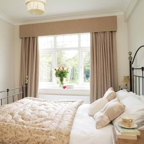 Занавески коричневого цвета в спальню в классическом стиле