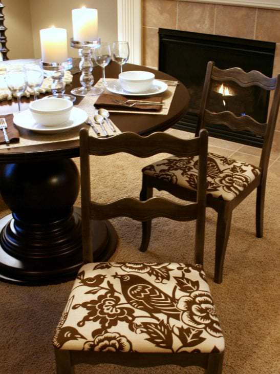 Чехлы с орнаментом на стулья для кухни