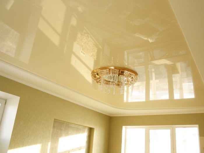 Дизайн глянцевого натяжного потолка для светлой и большой гостиной 