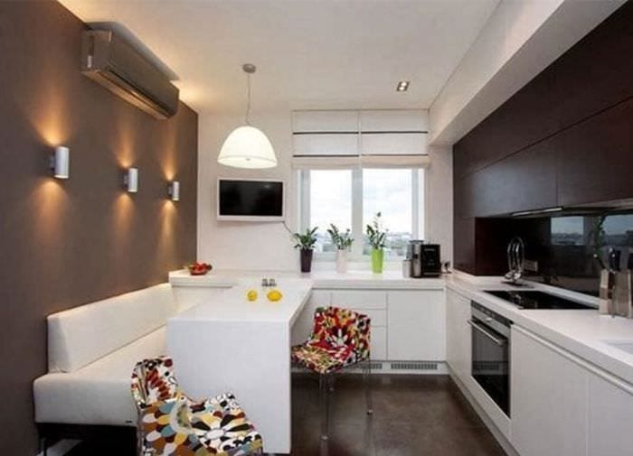 Фото дизайна современной кухни-гостиной с белой мебелью 