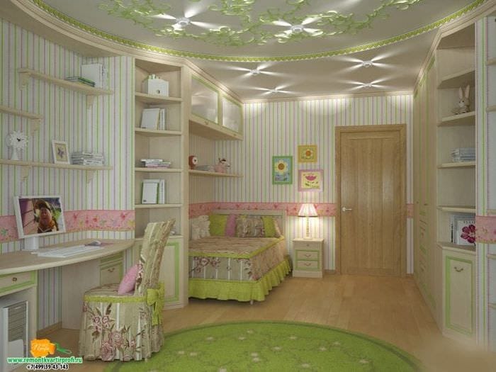 Яркий дизайн просторной детской комнаты 
