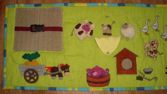 Развивающий коврик с кнопками и пуговицами для детей 
