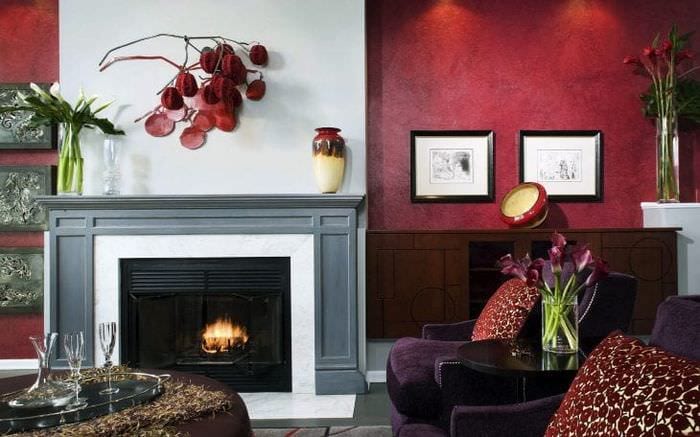 Камин для стильного интерьера гостиной с красными яркими стенами