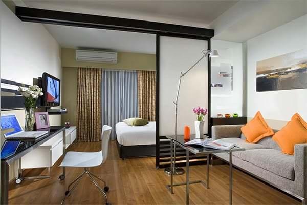 Гостиная и спальня в одной комнате 18 кв м – зонирование, дизайн, фото с кроватью