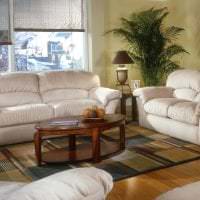 яркий диван в интерьере квартиры фото