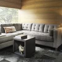 темный угловой диван в дизайне прихожей картинка
