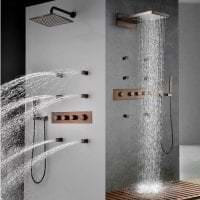 яркий стиль ванной комнаты с душем в светлых тонах картинка