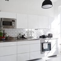 светлый интерьер белой кухни с оттенком зеленого картинка