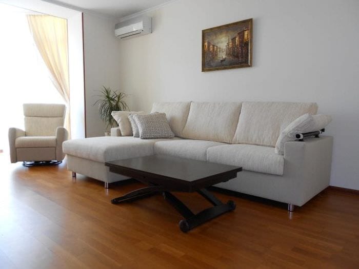 светлый угловой диван в дизайне квартиры
