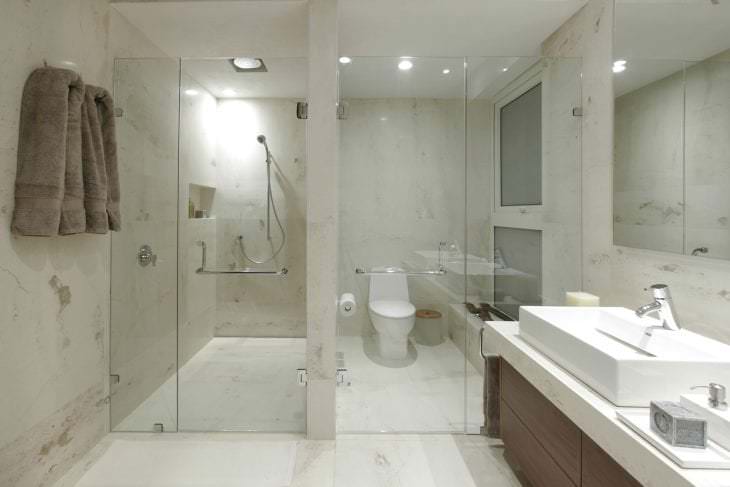 светлый интерьер ванной комнаты с душем в темных тонах
