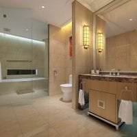 необычный декор ванной комнаты с душем в светлых тонах картинка