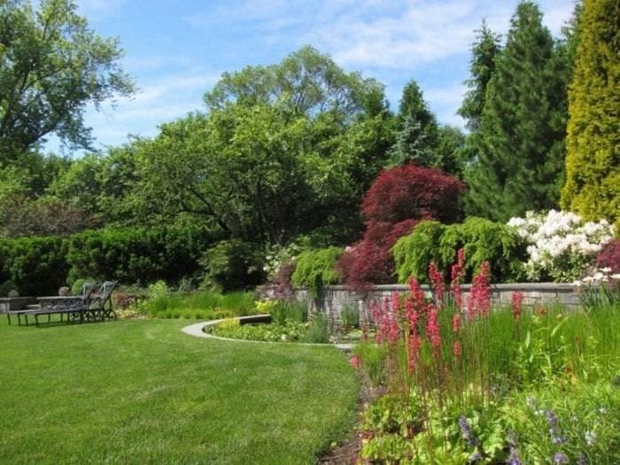 необычный ландшафтный дизайн сада в английском стиле с цветами