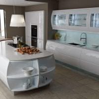красивый дизайн белой кухни с оттенком голубого картинка