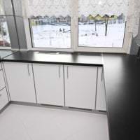 светлый дизайн белой кухни с оттенком серого картинка