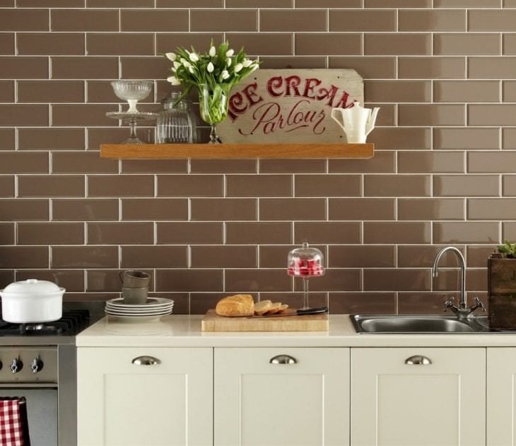 светлый фартук из плитки стандартного формата с изображением в дизайне кухни