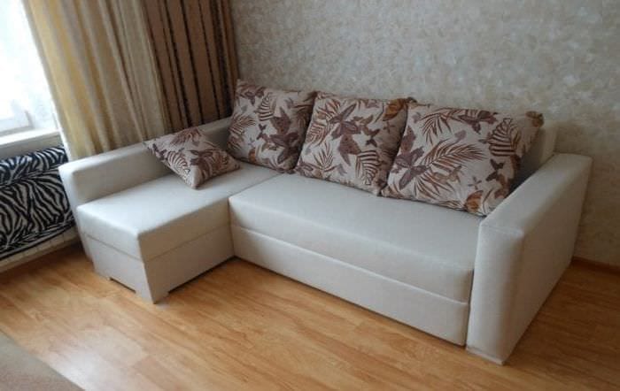 кожаный угловой диван в стиле квартиры