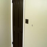 темные двери в стиле гостиной из красного дерева картинка