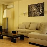 светлый угловой диван в интерьере квартиры картинка