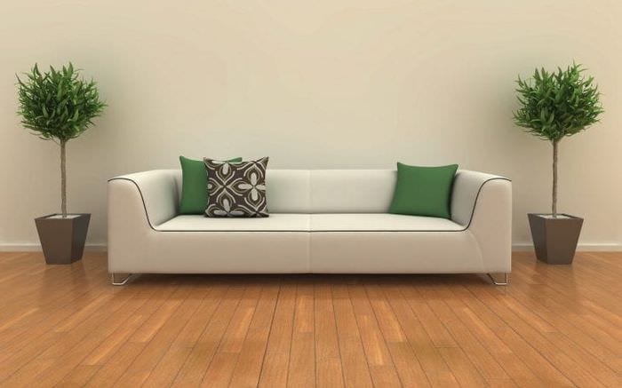 яркий диван в дизайне коридора