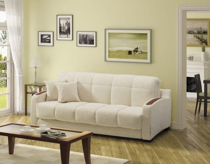 яркий диван в дизайне спальни