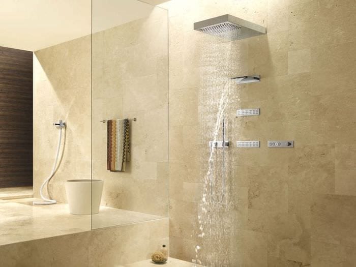 яркий дизайн ванной комнаты с душем в ярких тонах