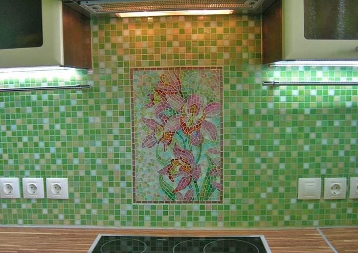 яркий фартук из плитки стандартного формата с изображением в дизайне кухни