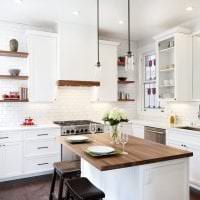 яркий интерьер белой кухни с оттенком голубого фото