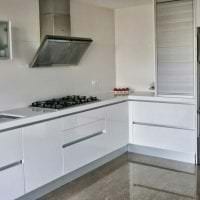 яркий интерьер белой кухни с оттенком серого картинка