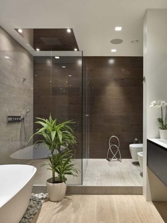 красивый интерьер ванной комнаты с душем в светлых тонах