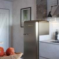 небольшой холодильник в декоре кухни в бежевом цвете фото