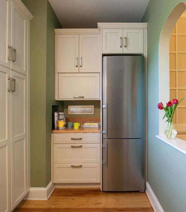 большой холодильник в интерьере кухни в белом цвете