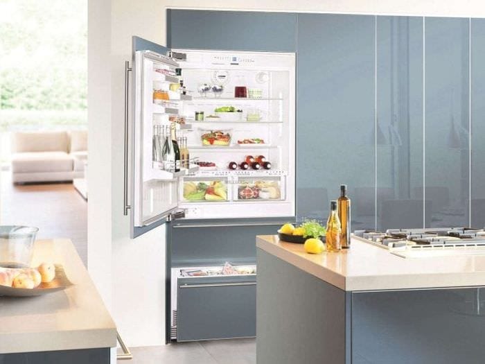 большой холодильник в стиле кухни в светлом цвете