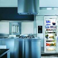 небольшой холодильник в интерьере кухни в белом цвете картинка