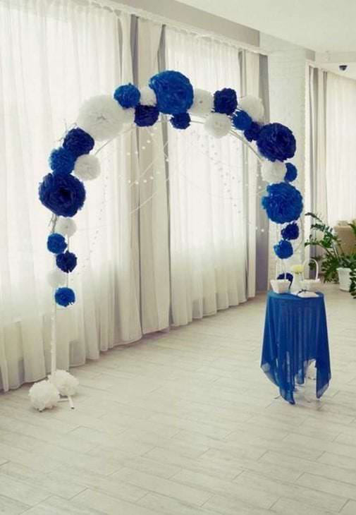 голубые бумажные цветы в интерьере зала