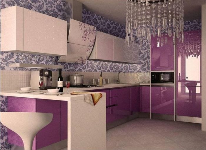 яркий фасад кухни в фиолетовом цвете
