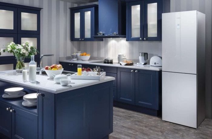 большой холодильник в дизайне кухни в светлом цвете