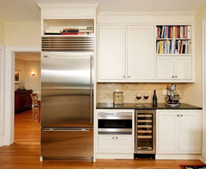 большой холодильник в дизайне кухни в темном цвете
