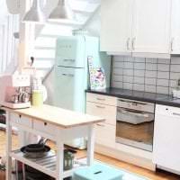 большой холодильник в интерьере кухни в ярком цвете фото