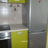 небольшой холодильник в интерьере кухни в темном цвете фото