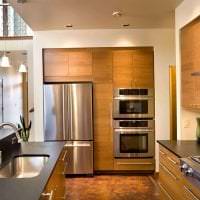 небольшой холодильник в дизайне кухни в ярком цвете картинка