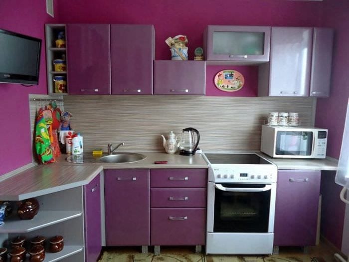 светлый интерьер кухни в фиолетовом цвете